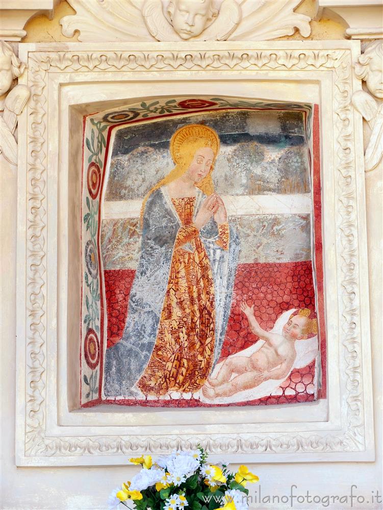 Momo (Novara) - Madonna del Presepe sulla parete posteriore dell'Oratorio della Santissima Trinità